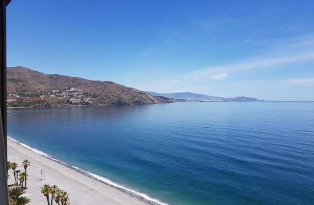 Ático en Almuñecar. Primera línea de playa con vistas espectaculares