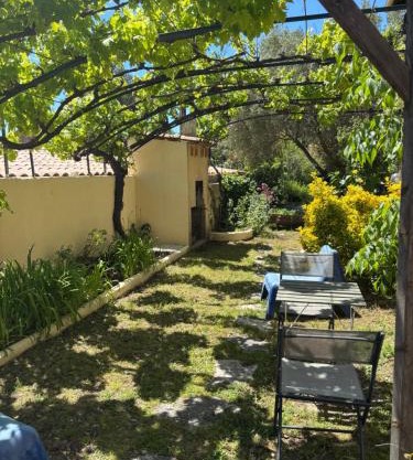 Évasion en Provence Bas de Villa avec Jardin & Vignes, Soleil & Fraîcheur