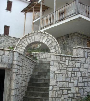 Μεζονέτα στην λίμνη Πλαστήρα