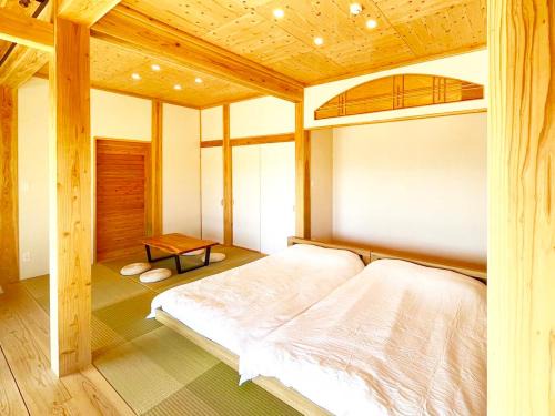 赤瓦の一軒家で伝統とモダンを満喫。ベッド6台、市内観光スポット車で15分以内。12時チェックアウト