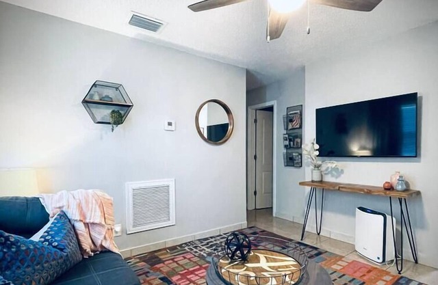 01 Best of FLL - Cozy 2 Bdrm Apt