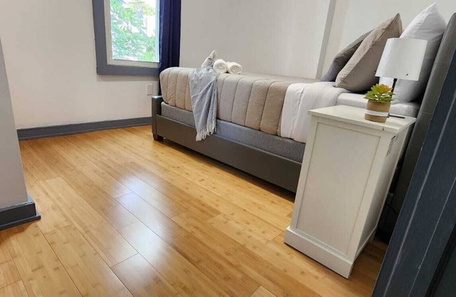 #04 Bright Room With Queen Bed+ TV in Angora