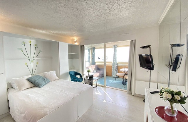 06BH - Beautiful seafront studio