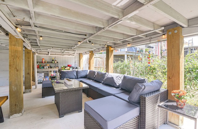 1/2 Mi to Cruise Port! Galveston Retreat w/Yard.