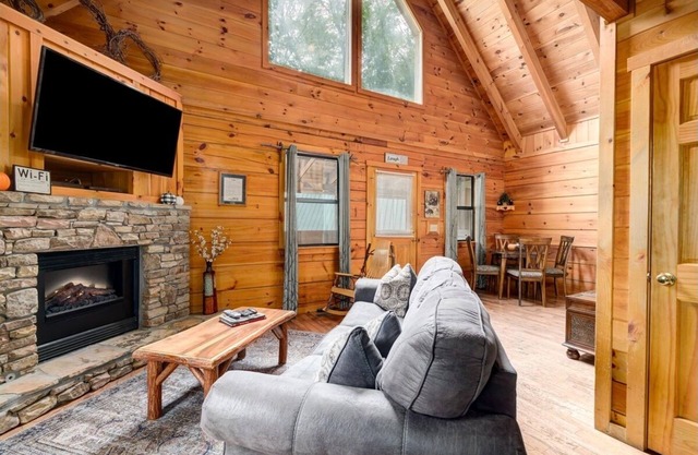 1/2 mile to downtown Gatlinburg & the Great Smoky Mountains National Park!
