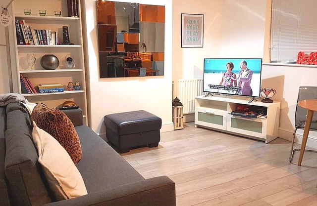 1 bed flat near Excel Centre / City Airport / O2 / Docklands - Sleeps 4