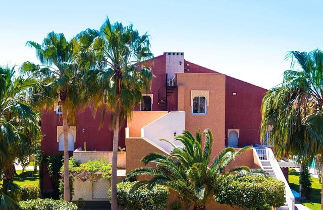 1 Bed Flat-Sleeps 2-Parking-Wifi-Pool-Garden