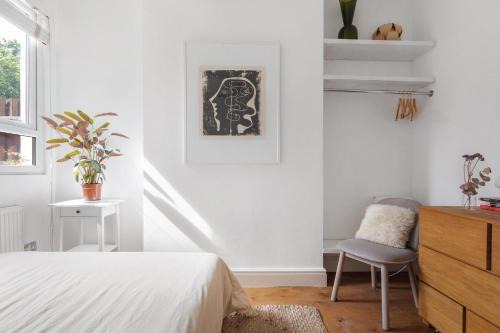 1 Bed & Garden, Sunny Artist Flat - 20mins to Central London