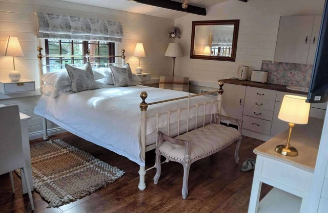1 Bed Lodge - Southampton - Sleeps 2 - Parking