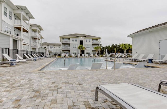 1 Bed Sleeps 4 +Pool+Gym+Pet+EV