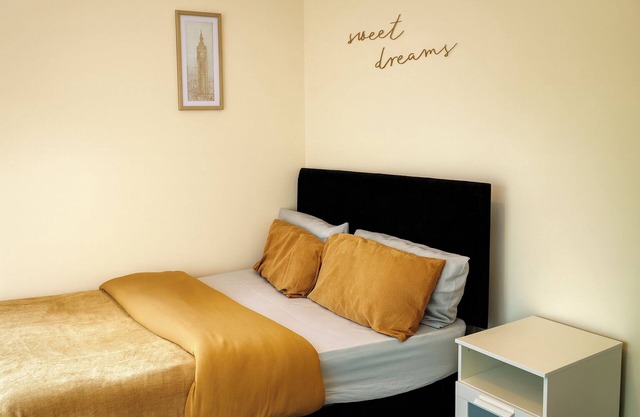 1 Bed - Sleeps 4 - Wolverhampton City Centre