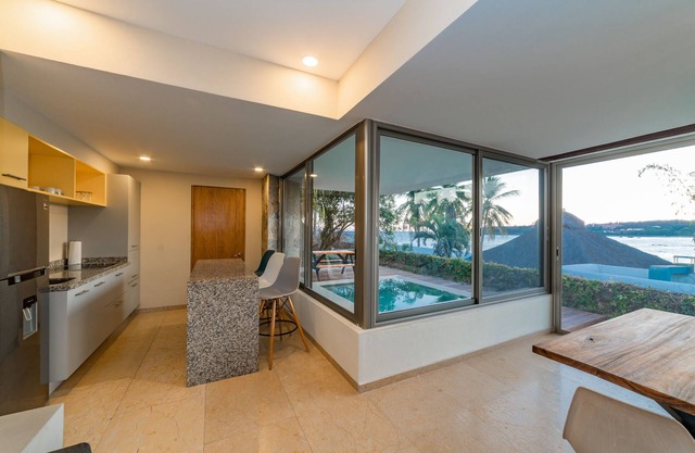 1 Bedroom Beachfront Residence W/Panoramic Views
