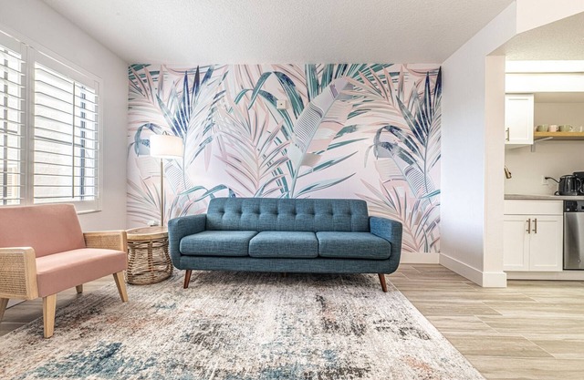 1 bedroom condo 5 minutes from Universal Studios, free parking