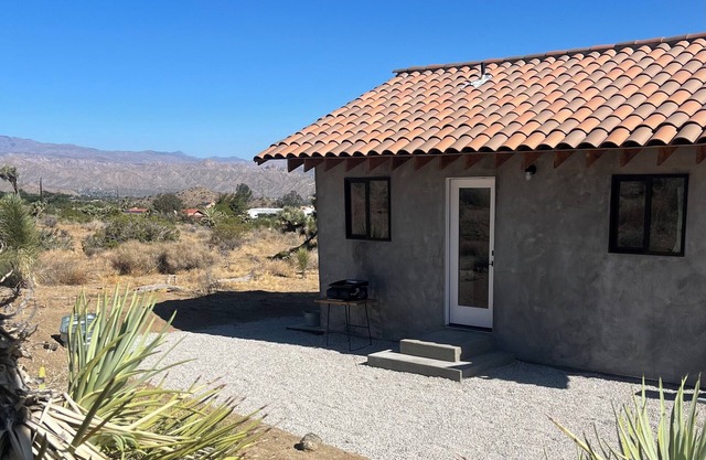 1-bedroom cottage by Joshua Tree National Park entrance. AC, WiFi close to town