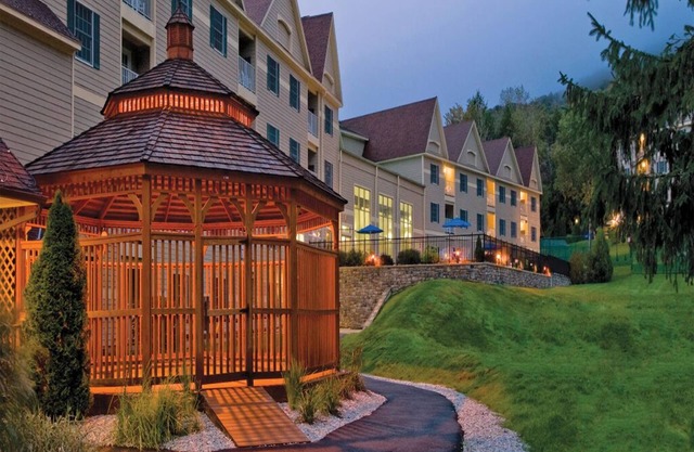 1 Bedroom Deluxe Condo, Sleeps 6, Skiing at Jiminy Peak Mountain, Bentley Brook!