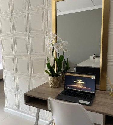 1 Bedroom Sleek, Spotless, Work-from-home Sanctuary