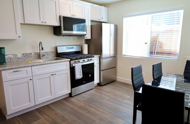 1 bedroom studio centrally located in Riverside Close to CBU, parkview and 91fwy