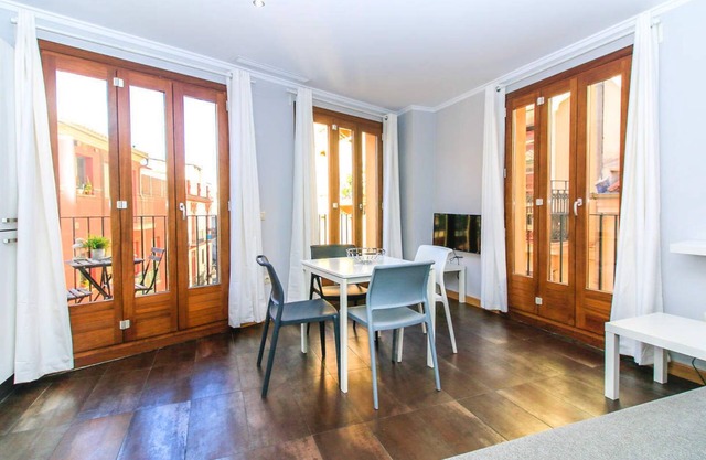 1 Bedroom with balcony. El Carmen. Valencia.TRA1