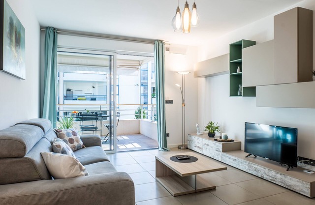 1-Br. apartment in Palm Beach, swimming pool
