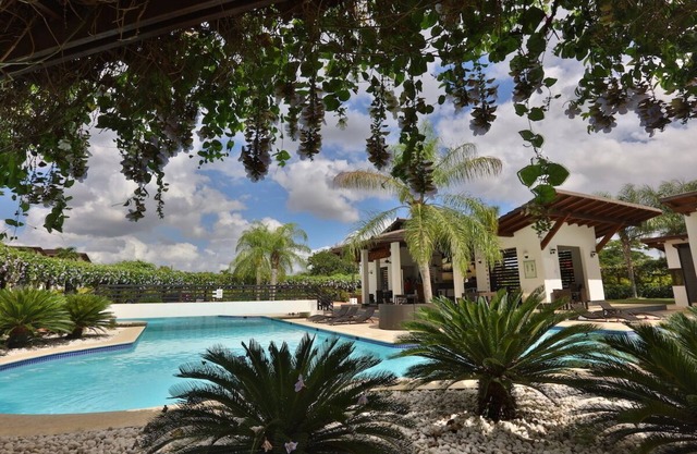 1. Comfortable 1 bedroom apartment with pool view