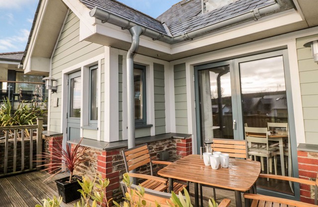 1 COURT COTTAGE, HILLFIELD VILLAGE, family friendly in Dartmouth