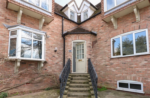 1 FEVERFEW COTTAGE, pet friendly, with a garden in Boston
