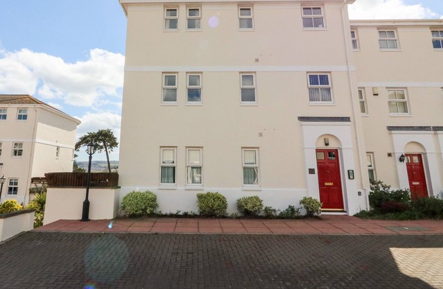 1 HIGHCLIFFE MEWS, family friendly, with a garden in Paignton