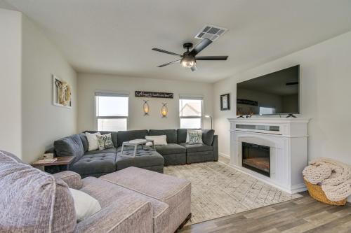 1 Mi to Golf Course Bright Mohave Valley Home