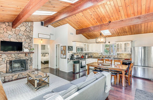 1 Mi to Lake: Crestline Cabin w/Deck + Gas Grill!