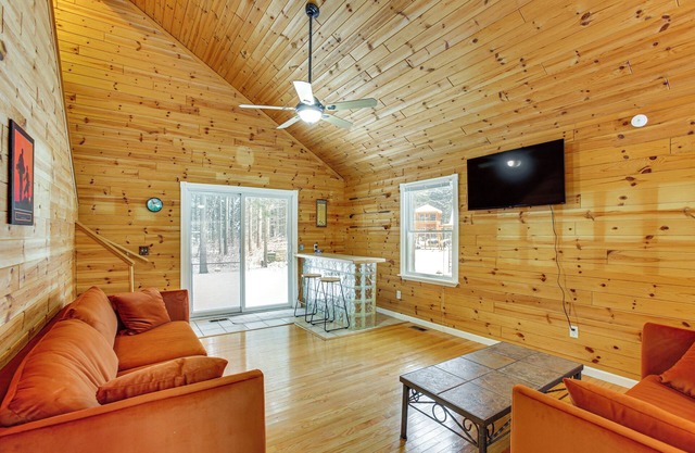 < 1 Mi to Snowmobile Trails: Cozy Cadillac Retreat