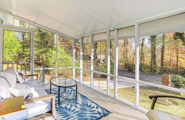 1 Mi to Stone Mountain Park: Outdoor Haven!