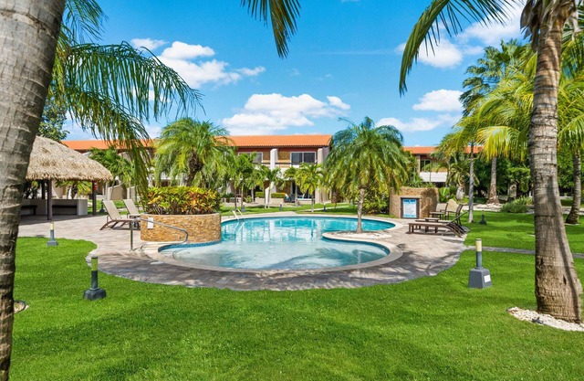 1 min. walk to Eagle Beach * Pool * BBQ area