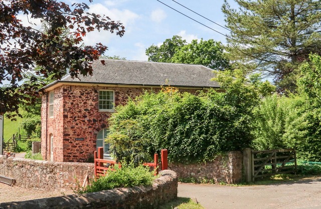 1 THE COACH HOUSE, family friendly, with a garden in Yarde