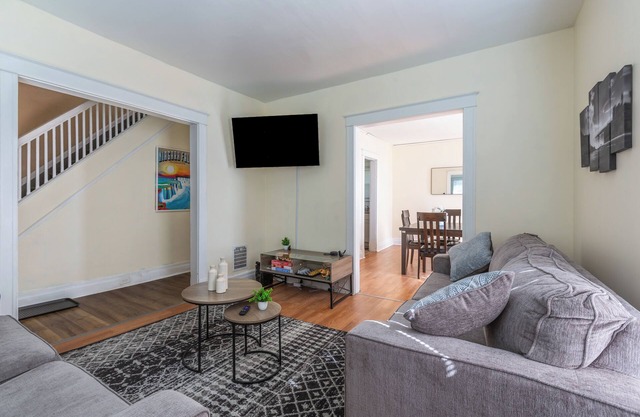 10%0ff 3-Bedroom B&B with AC/WiFi, 5 min from Falls, breakfast, clean & cozy.