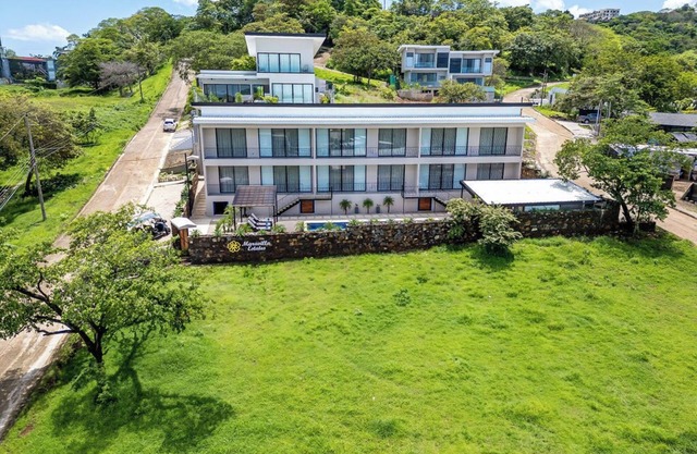 10/10B Luxury Villa: Pool, Spacious areas, just steps from the BEACH, 20 Guests