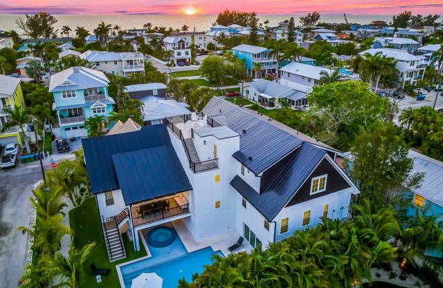 10 Bedroom Home with Rooftop Deck, Pool, and Putting green! Close to Beach and S
