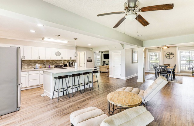 10 Mi to St Simons Island: Home w/Screened Porch