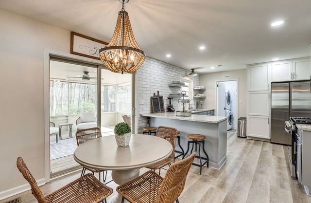 10 Mi to UAB: Inviting Home w/Free Parking & WiFi