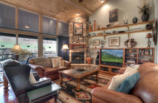 10 min to Ski | Views | Golf Course | AC + Hot Tub