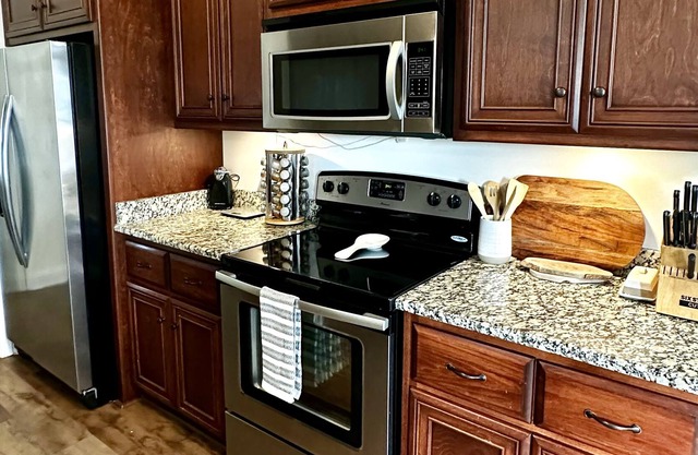 10 minutes from the beach- On a 14 acre Lake!
