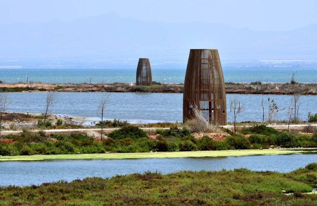10 minutes from the beach and the city's corniche!