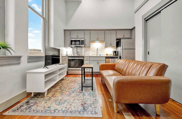 10-Unit Cozy Loft w/Free Parking | Med District