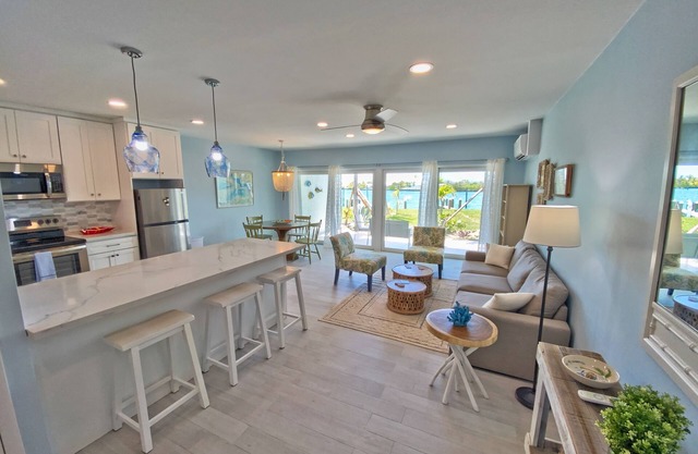 100% Renovated Ground floor condo w/Boat Slip - 3 min walk to beach!