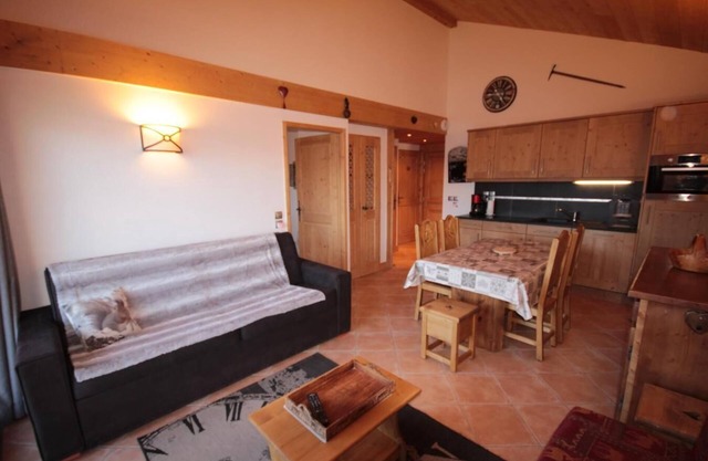 100m from ski slopes, 3rd floor, view panoramic, swimming pool, balcony, parking, tv, ski locker