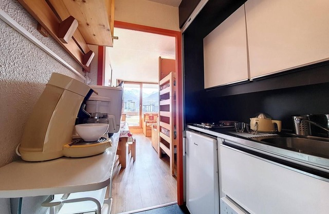 100m from ski slopes, 2nd floor, balcony, tv, ski locker, 24m², Les Menuires