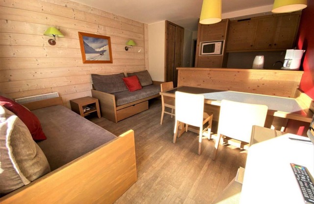 100m from ski slopes, 6th floor, view forest, balcony, tv, ski locker, 56m², La Tania