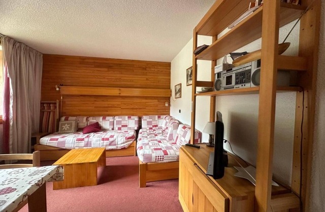 100m from ski slopes, 2nd floor, view ski slopes, swimming pool, balcony, tv, ski locker, 35m²
