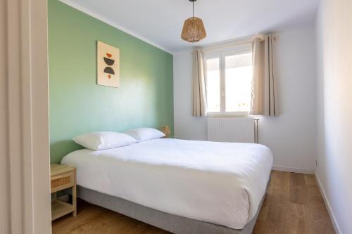 10mn T12 - RER D, Paris 33mn, From 1 to 6 Guests, Undergroung Private Parking, Shopping Mall, Swimming Pool, Skating Rink, Théâtre, Cinéma, Library