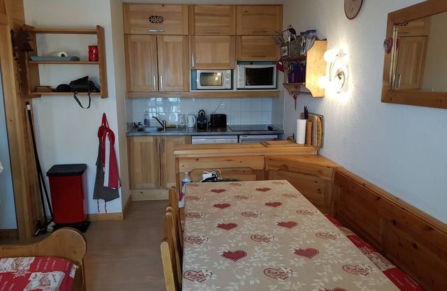 10p duplex apartment, town center & in front of the slopes 1850 m mountain view