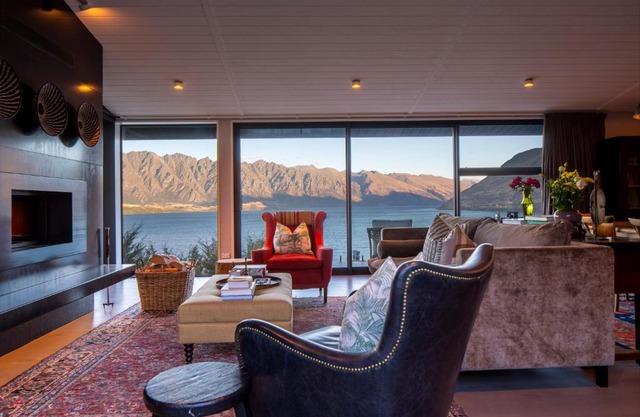 11 Aspen Grove by MajorDomo - Stunning Lake Views and Spa Pool